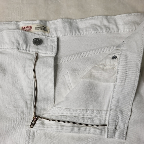 Levi's High Rise Jean Shorts. Plus Size 26W White Denim - Picture 6 of 9